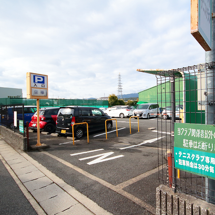 専用駐車場。74台収容可能で、5時間以内は料金無料
